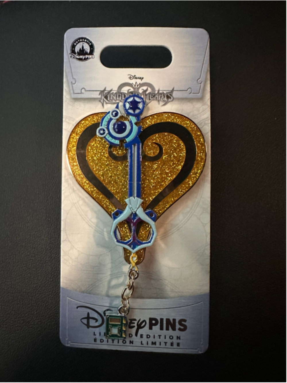 Disney Limited Edition Kingdom Hearts Key Spell Binder Glitter Heart Dangle Pin